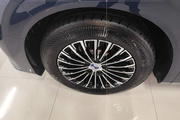 Used Denza D9 2024 DM-i 980 Four-Wheel Drive Prestige Model Left Front Wheel Hub