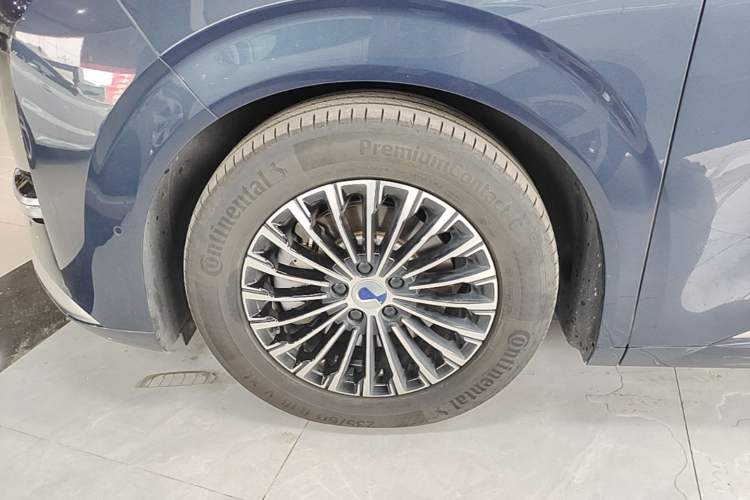 Used Denza D9 2024 DM-i 980 Four-Wheel Drive Flagship Model Left Front Wheel Hub