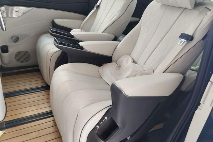 Used Denza D9 2024 DM-i 980 Four-Wheel Drive Flagship Model Left Rear Seat