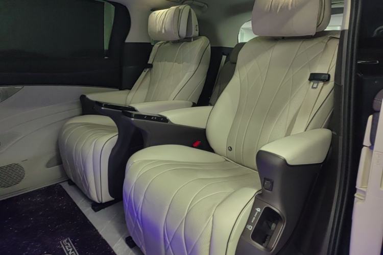 Used Denza D9 2024 DM-i 980 Four-Wheel Drive Prestige Model Left Rear Seat