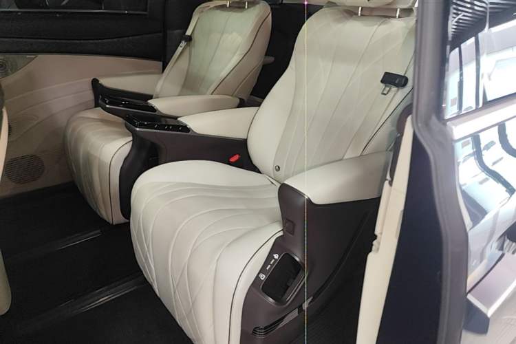 Used Denza D9 2024 DM-i 980 Four-Wheel Drive Prestige Model Left Rear Seat