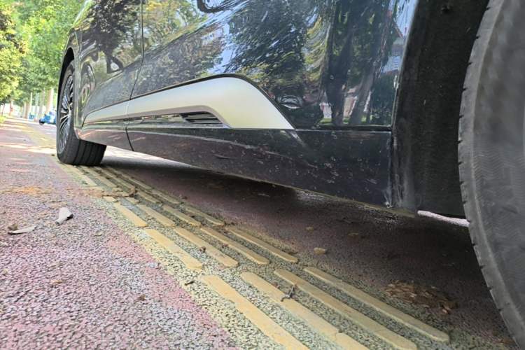 Used Denza D9 2024 DM-i 1050 Luxury Model Left Side Sill