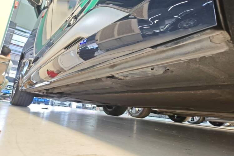 Used Denza D9 2024 DM-i 1050 Luxury Model Left Side Sill