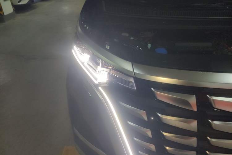 Used Denza D9 2024 DM-i 980 Four-Wheel Drive Prestige Model Right Front Headlight