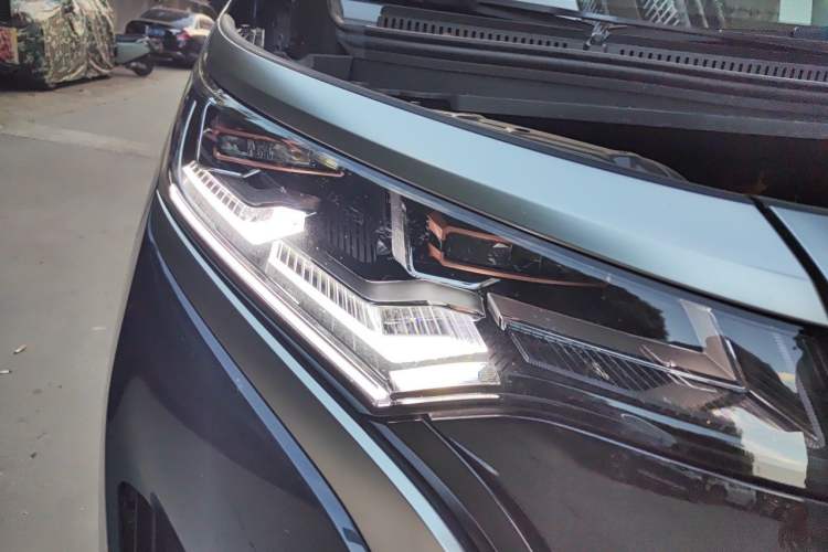 Used Denza D9 2024 EV 620 Premium Model Right Front Headlight