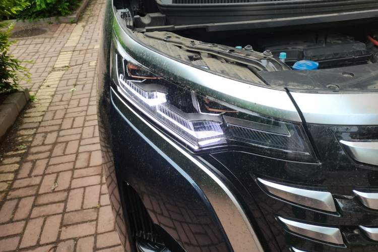 Used Denza D9 2024 DM-i 1050 Luxury Model Right Front Headlight