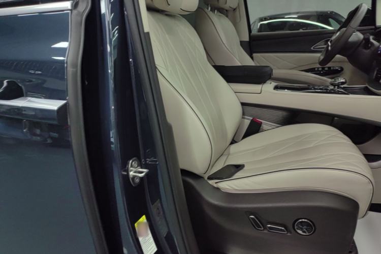 Used Denza D9 2024 DM-i 980 Four-Wheel Drive Prestige Model Right Front Seat