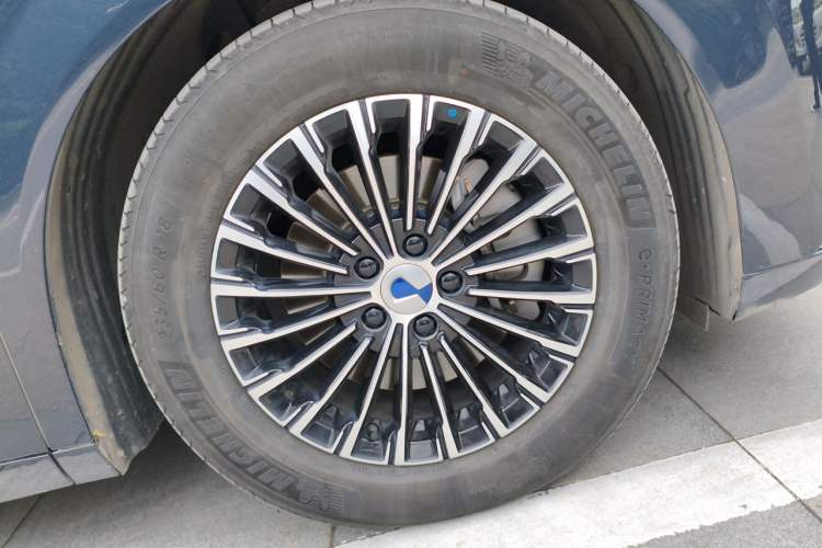 Used Denza D9 2024 DM-i 1050 Luxury Model Right Front Wheel Hub