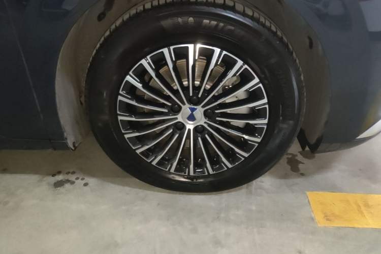 Used Denza D9 2024 DM-i 980 Four-Wheel Drive Prestige Model Right Front Wheel Hub