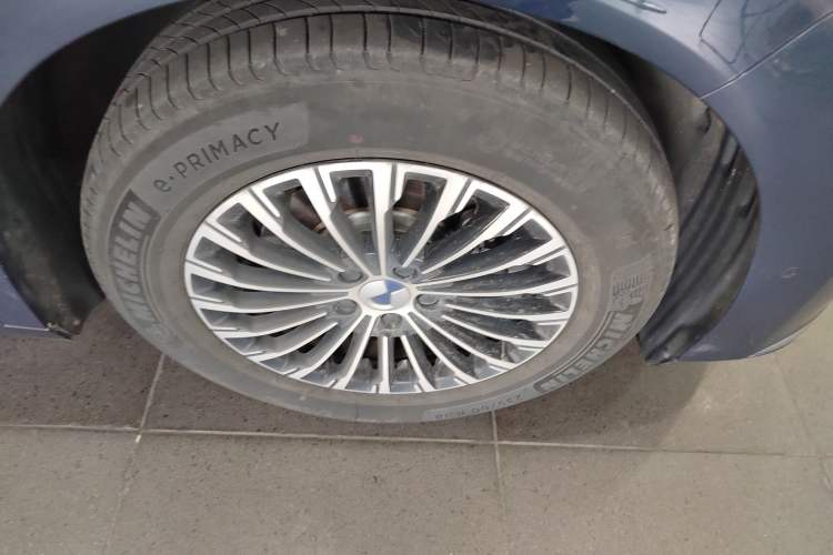 Used Denza D9 2024 DM-i 980 Four-Wheel Drive Flagship Model Right Front Wheel Hub
