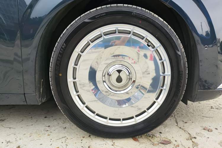 Used Denza D9 2024 DM-i 980 Four-Wheel Drive Flagship Model Right Front Wheel Hub