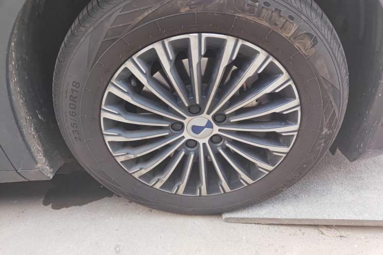 Used Denza D9 2024 EV 620 Premium Model Right Front Wheel Hub