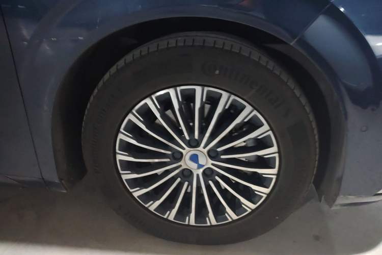 Used Denza D9 2024 DM-i 980 Four-Wheel Drive Flagship Model Right Front Wheel Hub