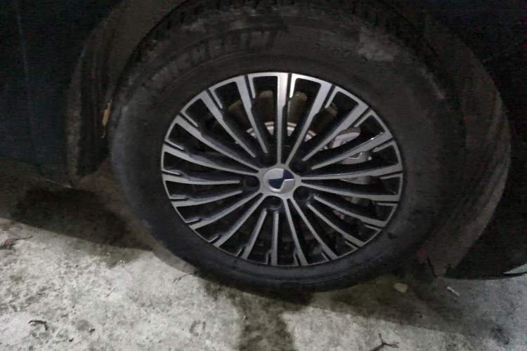 Used Denza D9 2024 EV 620 Premium Model Right Front Wheel Hub