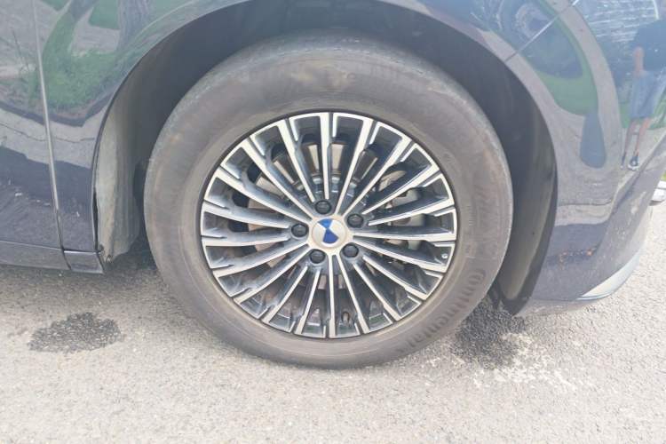 Used Denza D9 2024 DM-i 1050 Luxury Model Right Front Wheel Hub