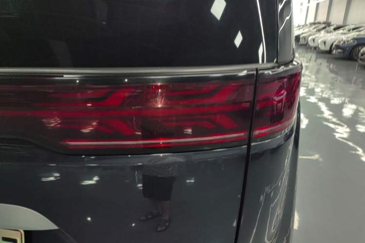 Used Denza D9 2024 DM-i 980 Four-Wheel Drive Prestige Model Right Rear Taillight
