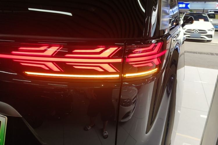 Used Denza D9 2024 DM-i 980 Four-Wheel Drive Flagship Model Right Rear Taillight