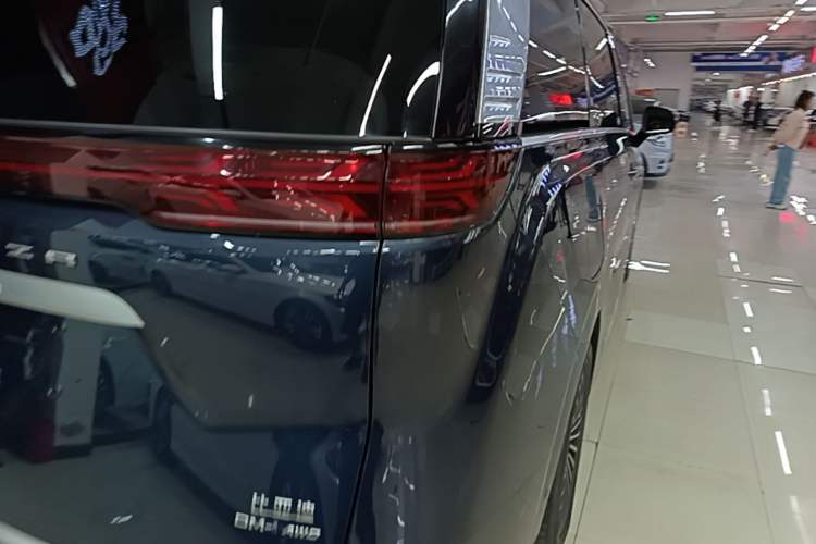 Used Denza D9 2024 DM-i 980 Four-Wheel Drive Prestige Model Right Rear Taillight