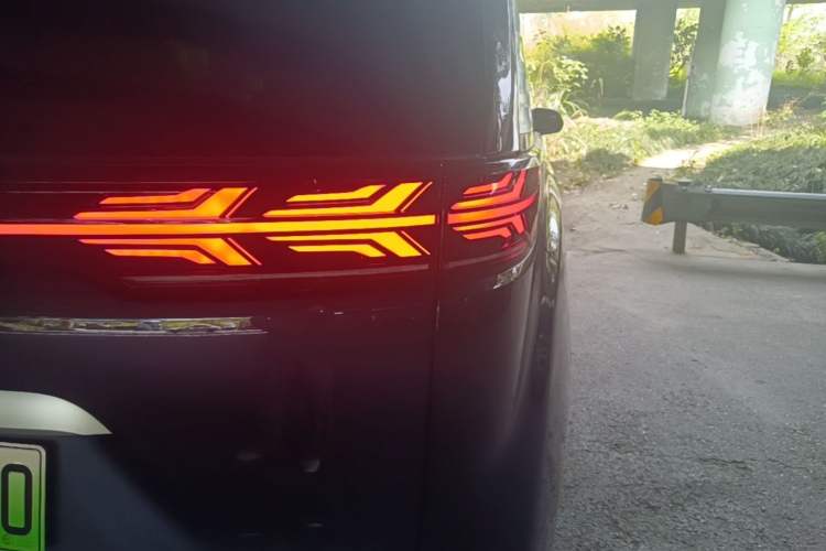 Used Denza D9 2024 DM-i 980 Four-Wheel Drive Flagship Model Right Rear Taillight