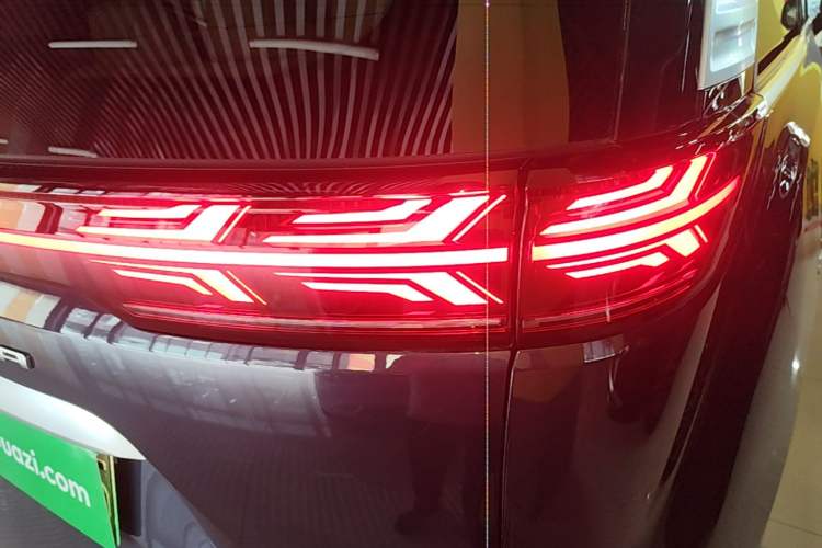 Used Denza D9 2024 DM-i 980 Four-Wheel Drive Prestige Model Right Rear Taillight