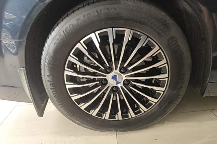 Used Denza D9 2024 DM-i 980 Four-Wheel Drive Flagship Model Right Rear Wheel Hub