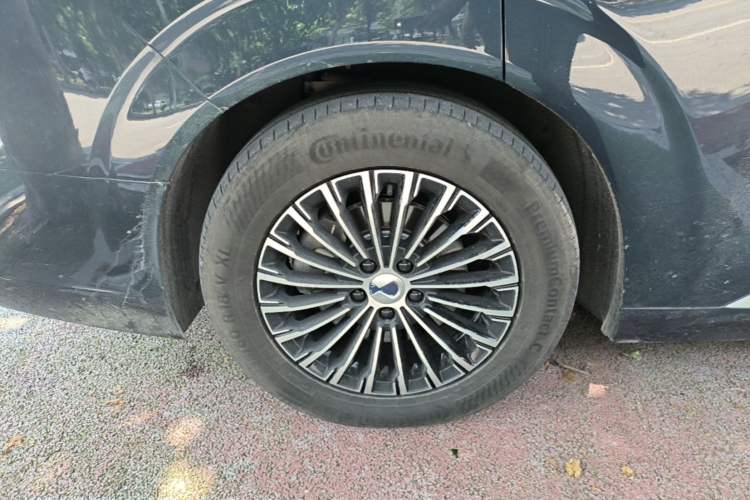Used Denza D9 2024 DM-i 1050 Luxury Model Right Rear Wheel Hub