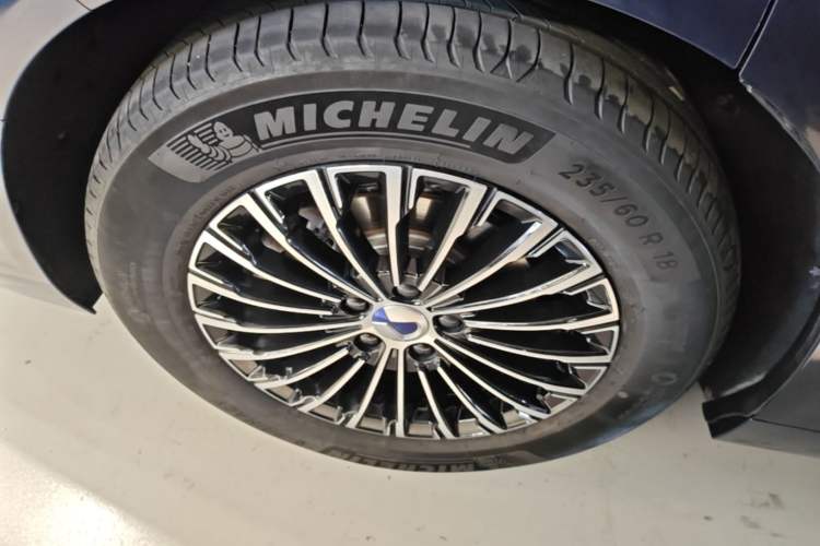Used Denza D9 2024 DM-i 1050 Luxury Model Right Rear Wheel Hub