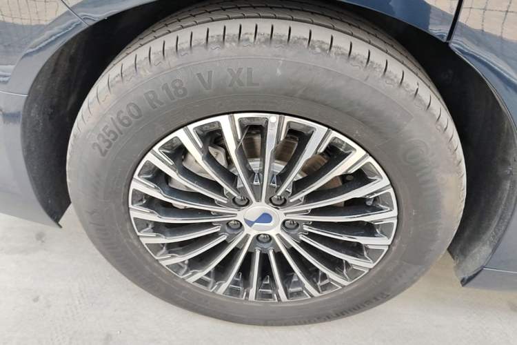 Used Denza D9 2024 DM-i 980 Four-Wheel Drive Flagship Model Right Rear Wheel Hub