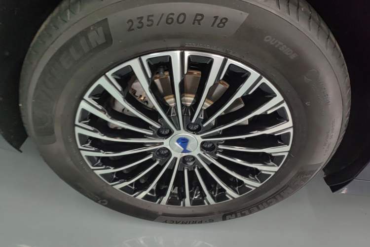 Used Denza D9 2024 DM-i 980 Four-Wheel Drive Prestige Model Right Rear Wheel Hub