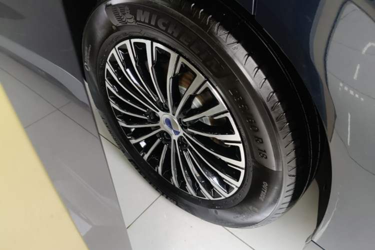 Used Denza D9 2024 DM-i 980 Four-Wheel Drive Flagship Model Right Rear Wheel Hub