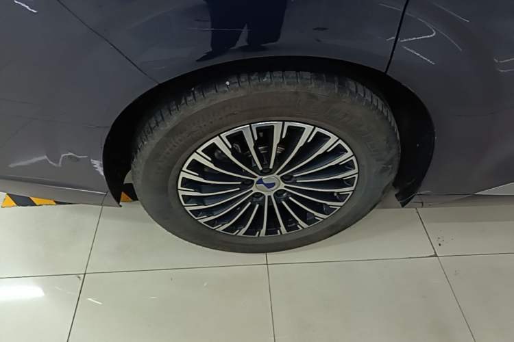 Used Denza D9 2024 DM-i 980 Four-Wheel Drive Prestige Model Right Rear Wheel Hub