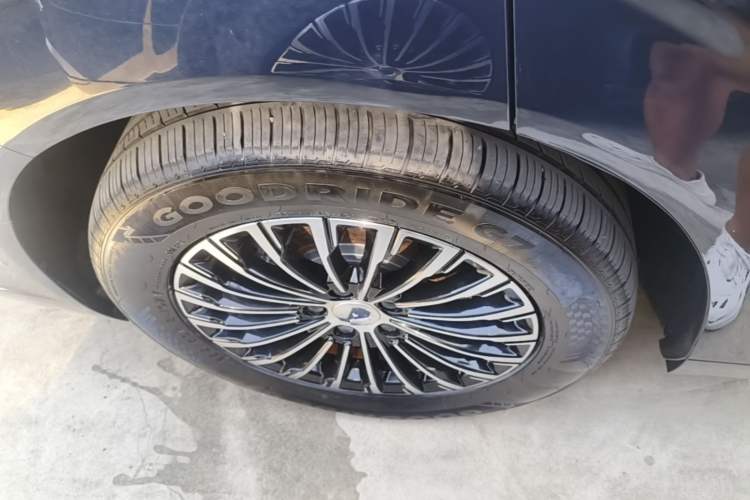 Used Denza D9 2024 DM-i 980 Four-Wheel Drive Flagship Model Right Rear Wheel Hub
