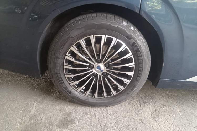 Used Denza D9 2024 DM-i 980 Four-Wheel Drive Flagship Model Right Rear Wheel Hub