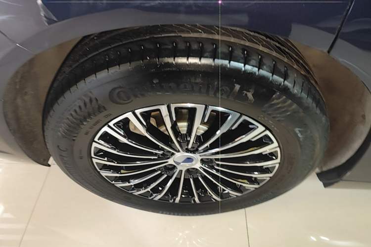 Used Denza D9 2024 DM-i 980 Four-Wheel Drive Prestige Model Right Rear Wheel Hub