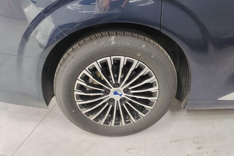 Used Denza D9 2024 DM-i 980 Four-Wheel Drive Flagship Model Right Rear Wheel Hub
