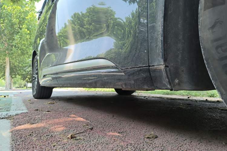 Used Denza D9 2024 DM-i 1050 Luxury Model Right Side Sill