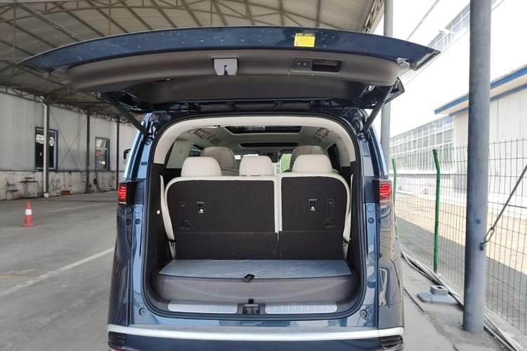 Used Denza D9 2024 DM-i 980 Four-Wheel Drive Flagship Model Trunk