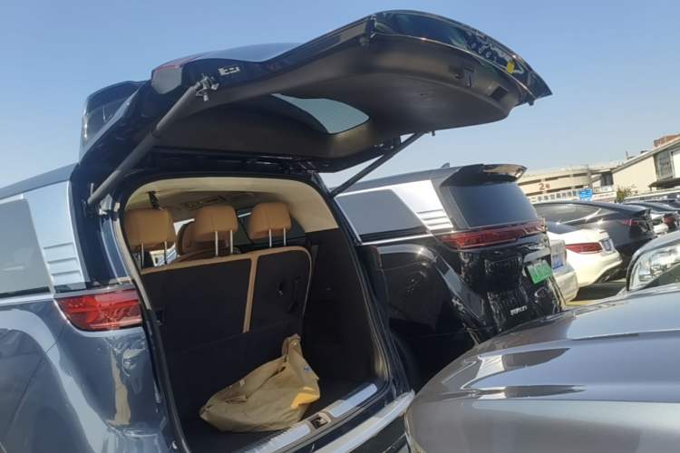 Used Denza D9 2024 DM-i 980 Four-Wheel Drive Flagship Model Trunk