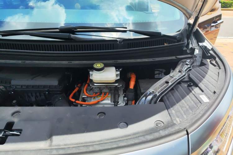 Used Denza D9 2024 DM-i 980 Four-Wheel Drive Prestige Model Engine Bay Left