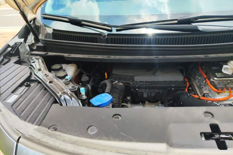 Used Denza D9 2024 DM-i 980 Four-Wheel Drive Prestige Model Engine Bay Right