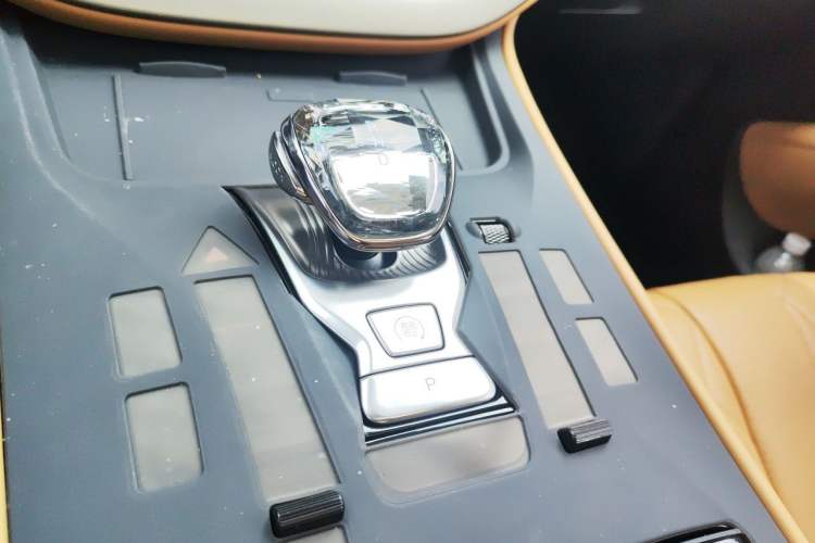 Used Denza D9 2024 DM-i 980 Four-Wheel Drive Prestige Model Gear Lever