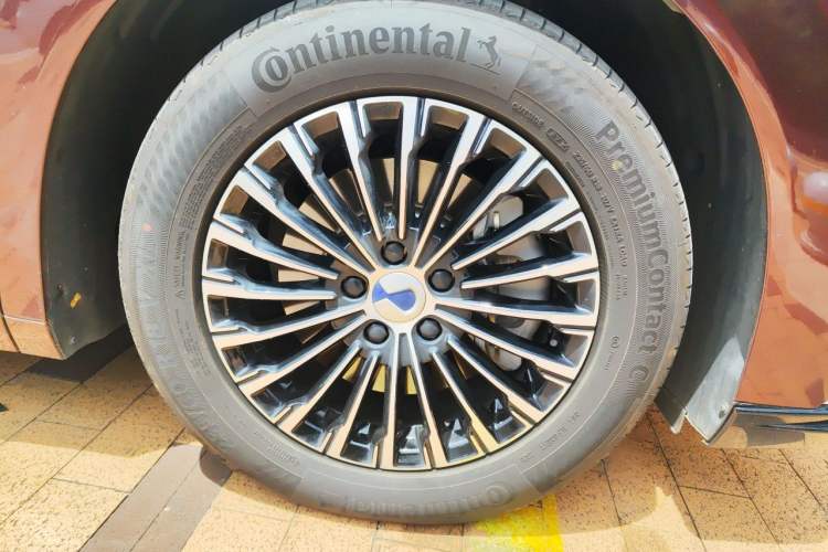 Used Denza D9 2024 DM-i 980 Four-Wheel Drive Prestige Model Right Front Wheel Hub