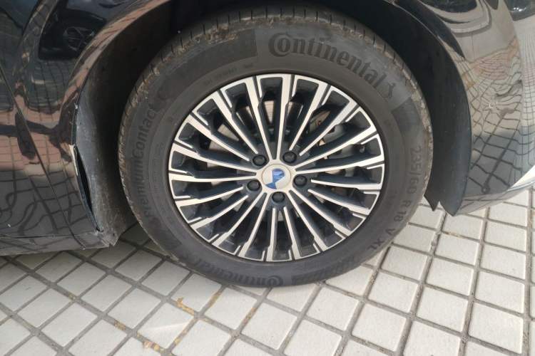 Used Denza D9 2024 DM-i 980 Four-Wheel Drive Prestige Model Right Front Wheel Hub