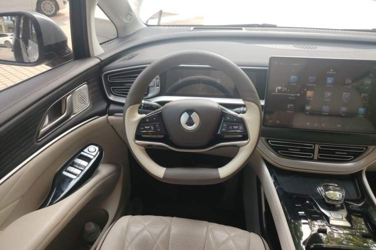 Used Denza D9 2024 DM-i 980 Four-Wheel Drive Prestige Model Steering Wheel