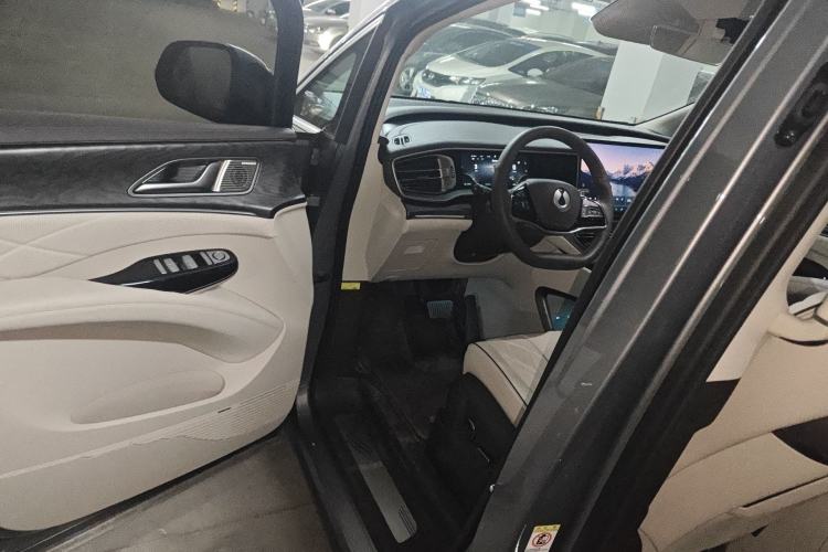 Used Denza D9 2024 DM-i 970 Luxury Model Driver Seat