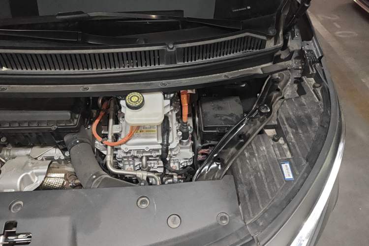 Used Denza D9 2024 DM-i 970 Luxury Model Engine Bay Left