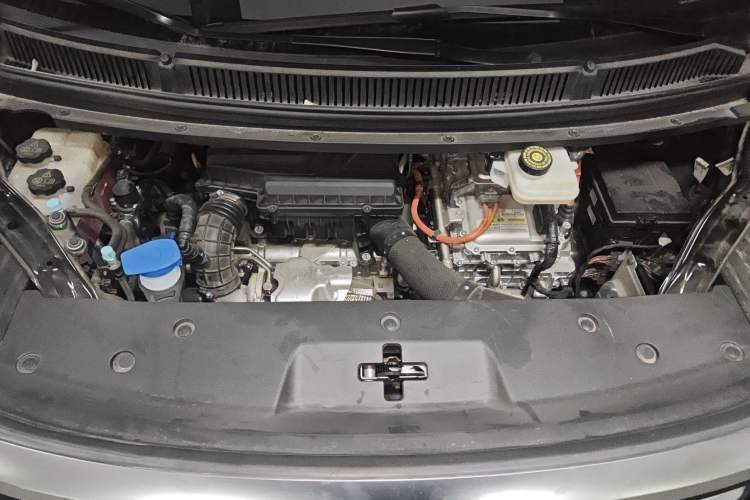 Used Denza D9 2024 DM-i 970 Luxury Model Engine Bay