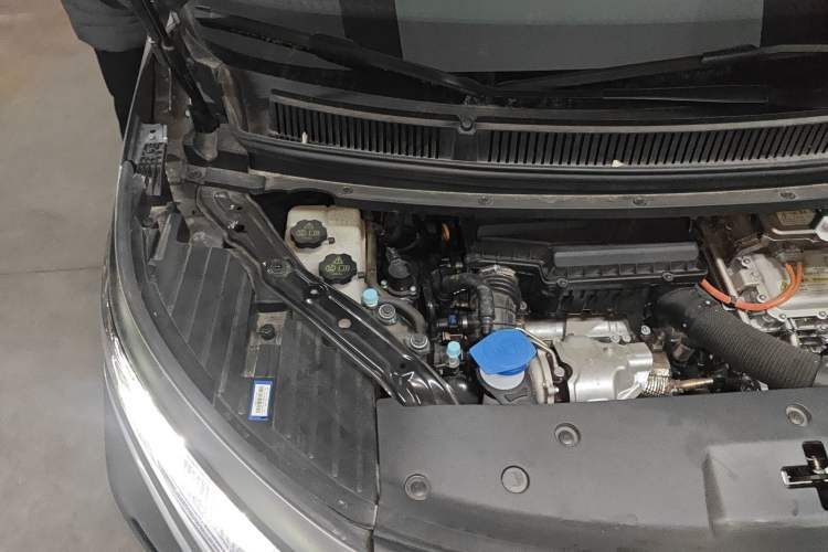 Used Denza D9 2024 DM-i 970 Luxury Model Engine Bay Right