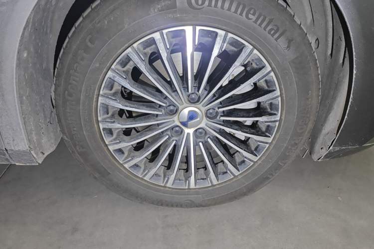 Used Denza D9 2024 DM-i 970 Luxury Model Right Front Wheel Hub