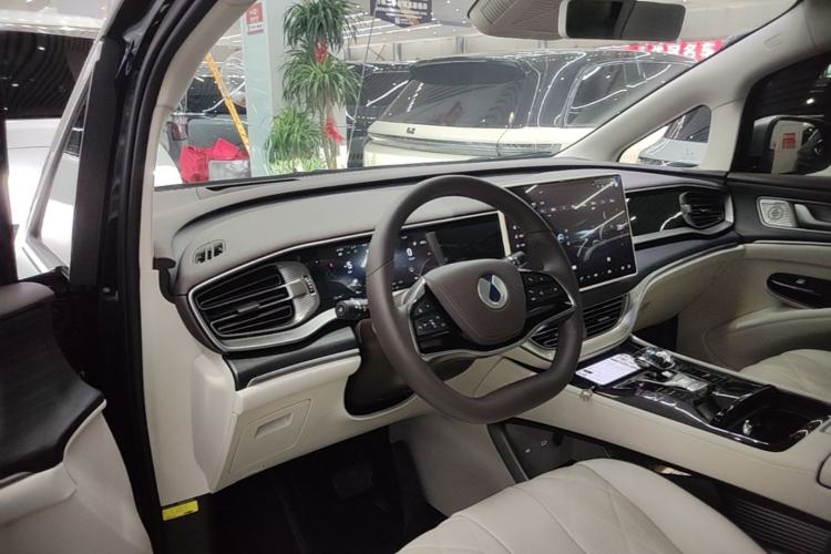 Used Denza D9 2024 DM-i 980 Four-Wheel Drive Prestige Model Center Console